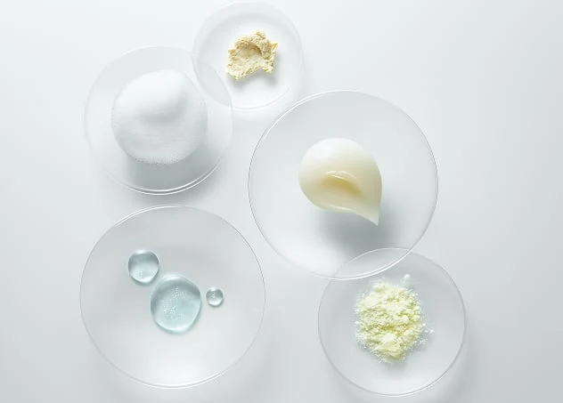 Texturas cosméticas sobre recipientes de cristal en una imagen corporativa de mesoestetic
