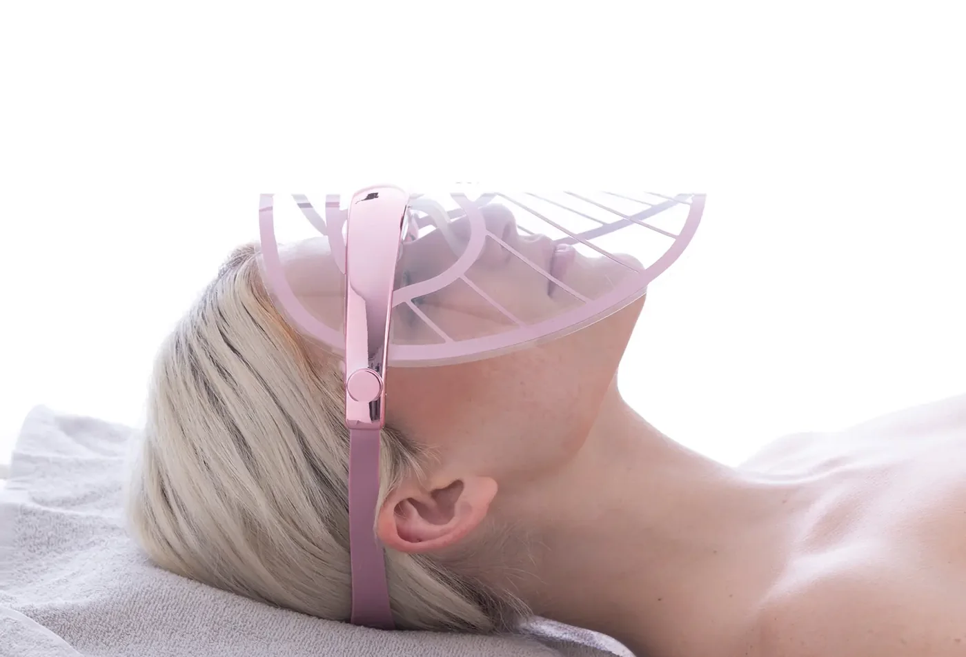 Accesorio facial sobre una modelo en una imagen del catálogo Müster