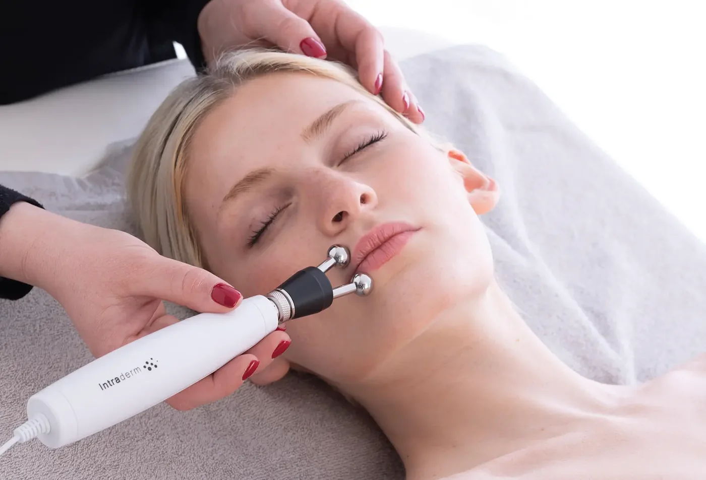 Detalle del aplicador Intraderm de Müster en una demostración facial