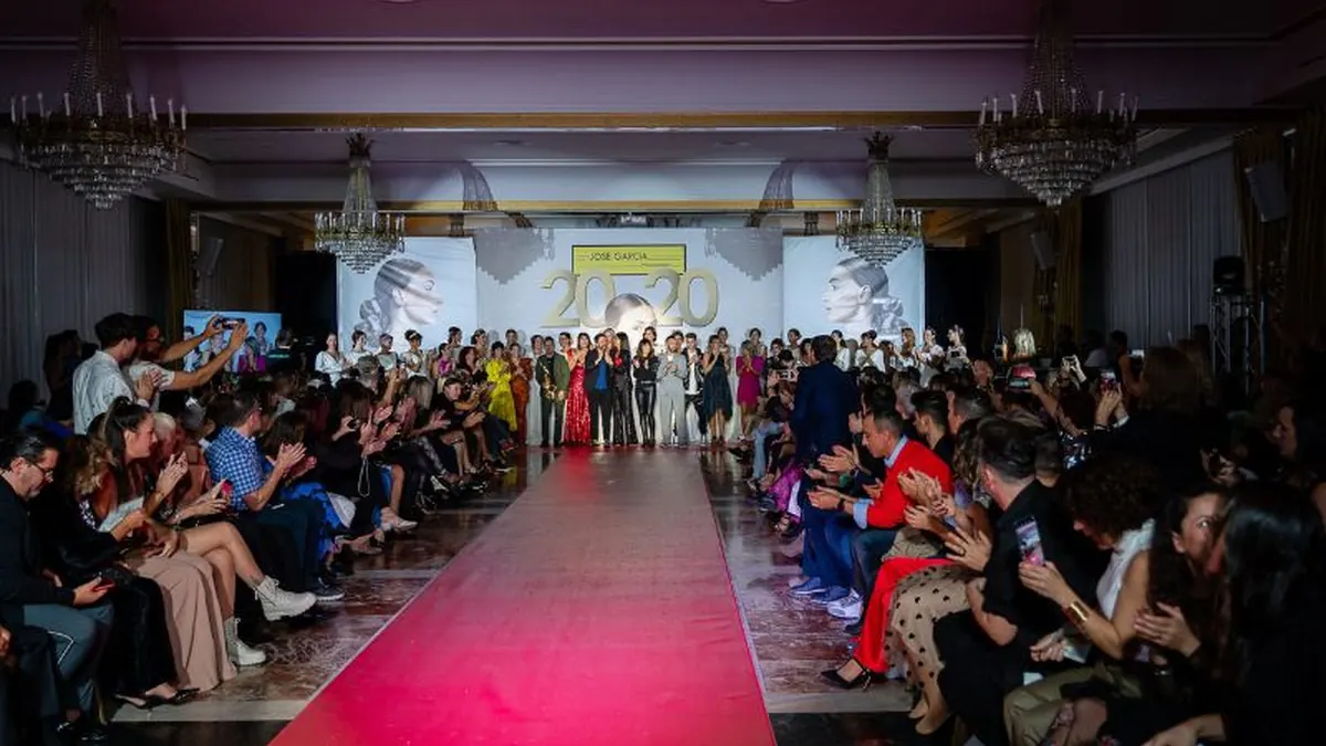 Equipo y modelos de una edición anterior de Pasarela 20.20 sobre el escenario