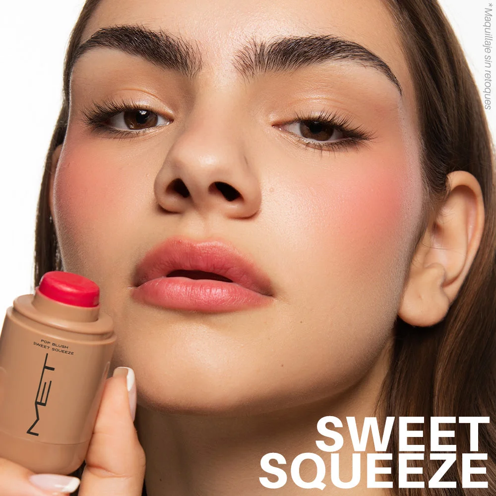Modelo de campaña con el stick Pop Blush Sweet Squeeze de MET