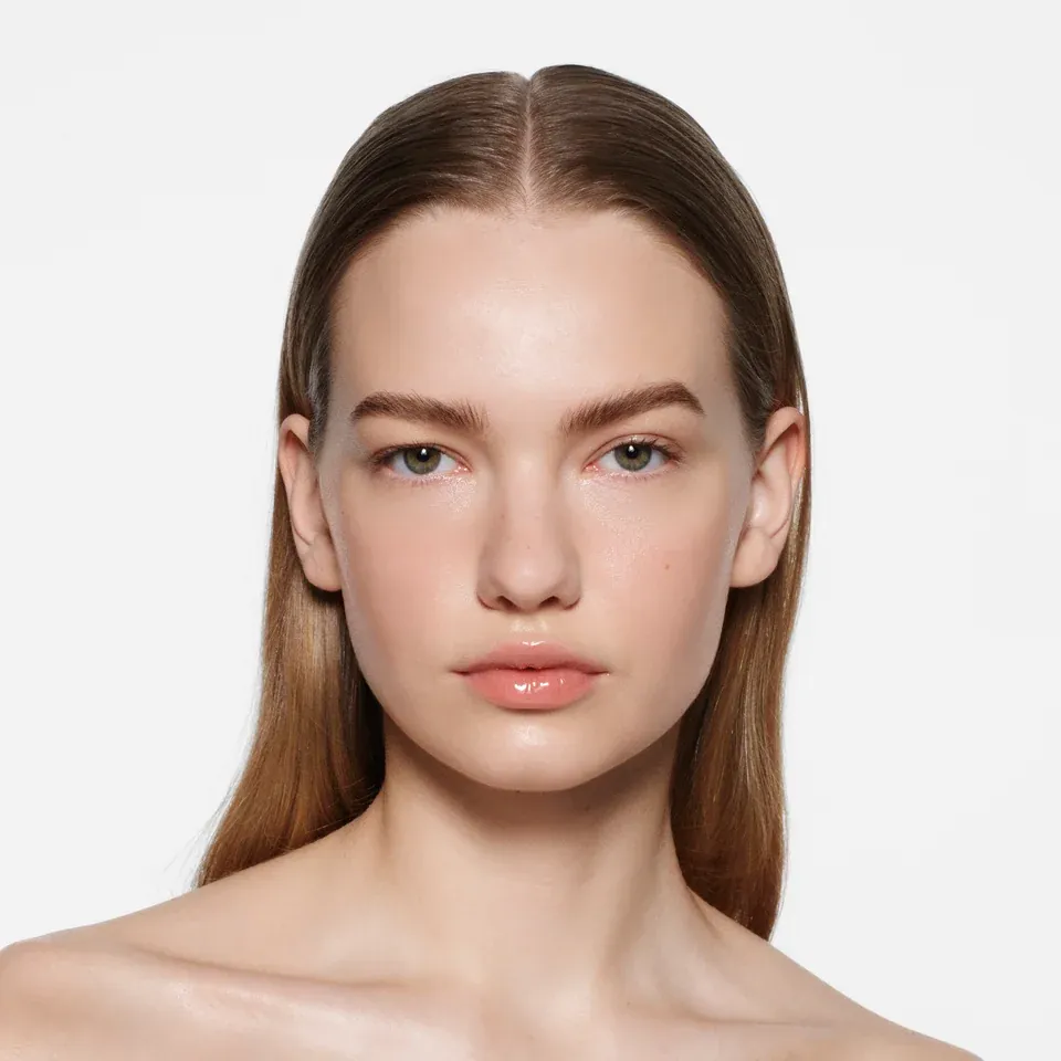 Modelo con Posh Gloss Picante aplicado sobre los labios