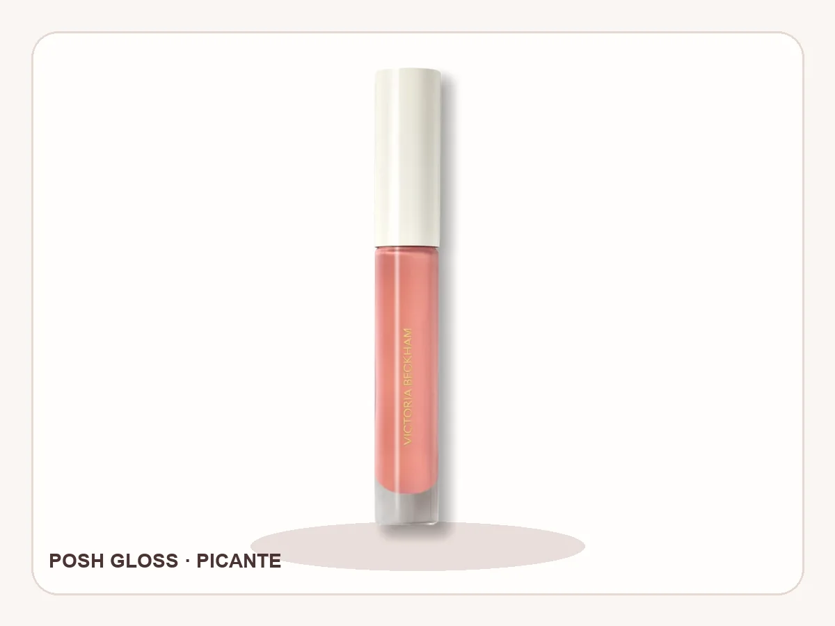 Envase completo de Posh Gloss Picante de Victoria Beckham Beauty sobre fondo claro