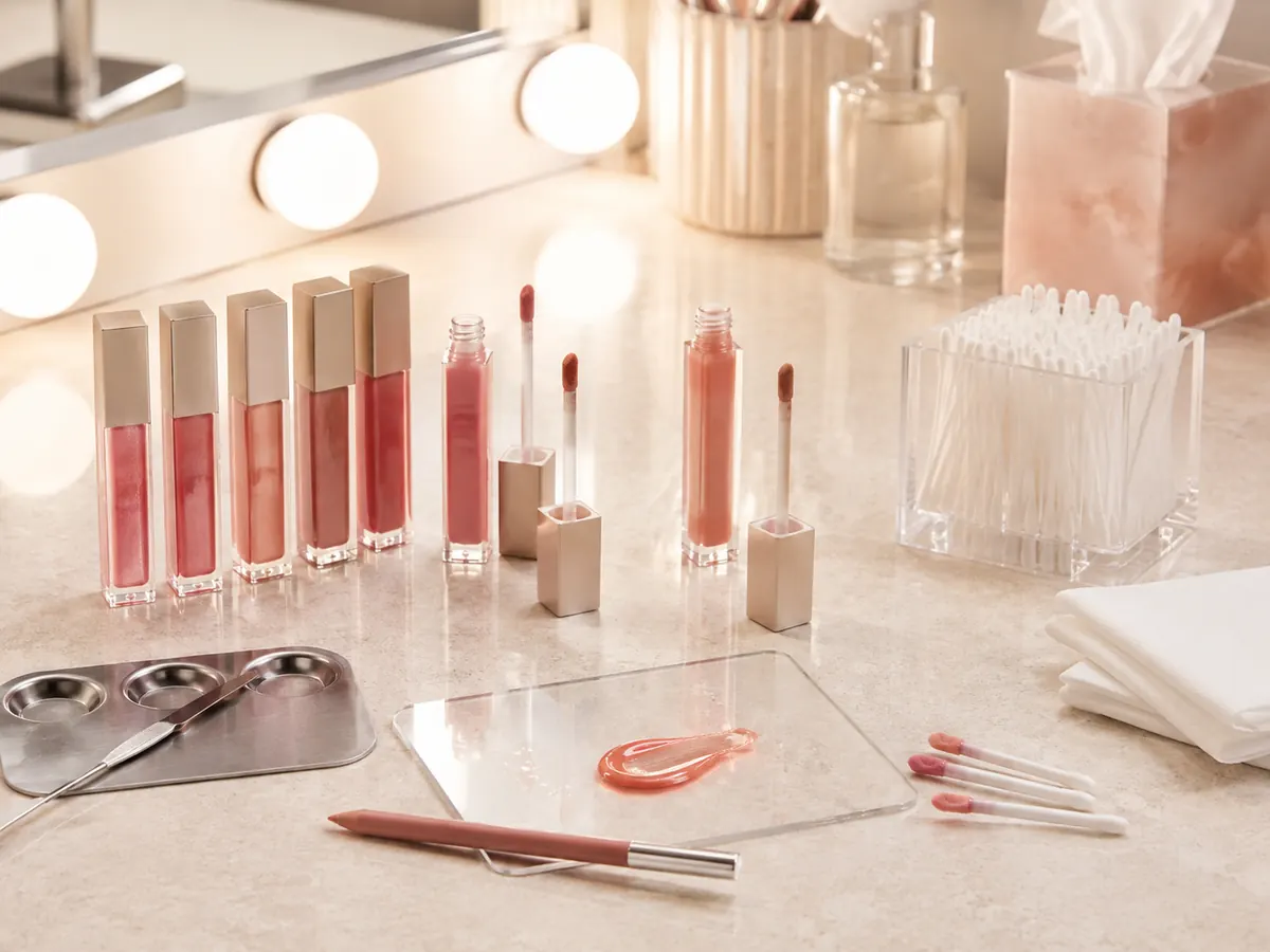 Set de maquillaje profesional con glosses, perfilador y aplicadores desechables