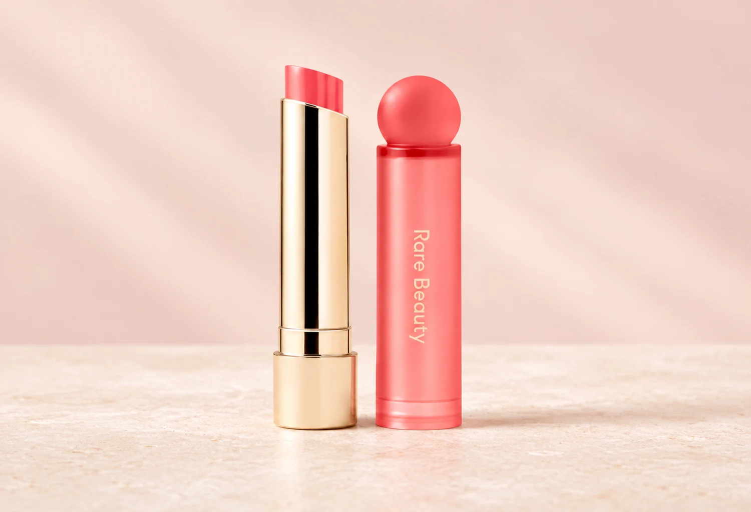 Envase y barra Soft Pinch Lip Oil Stick con el logotipo Rare Beauty