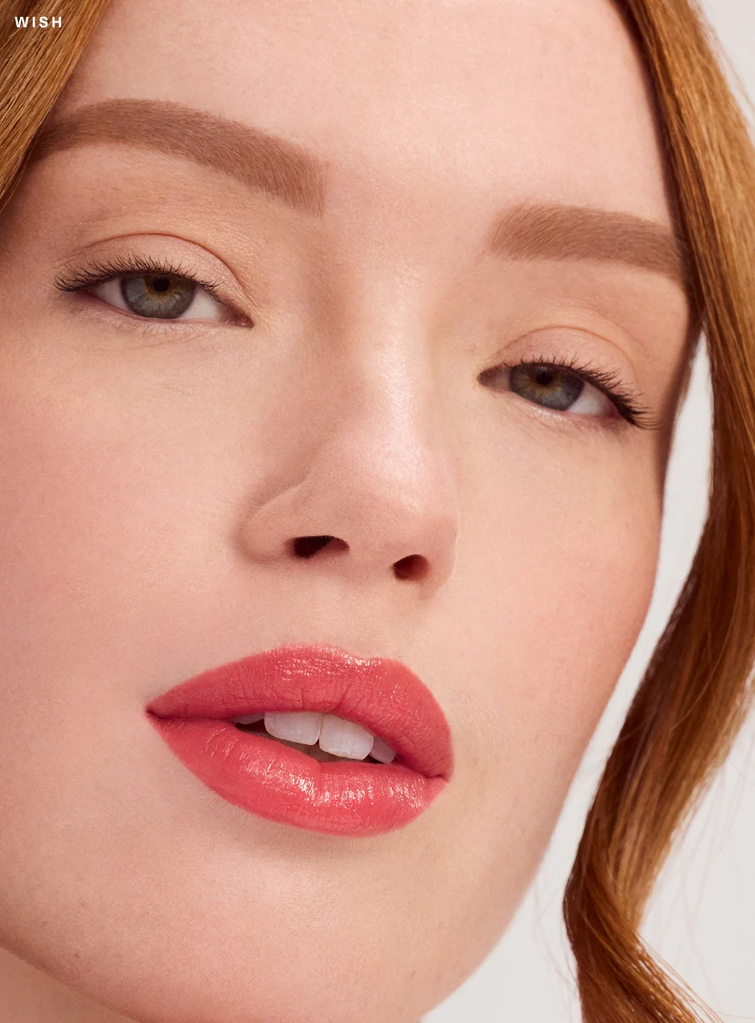 Modelo de la campaña Rare Beauty con acabado labial luminoso