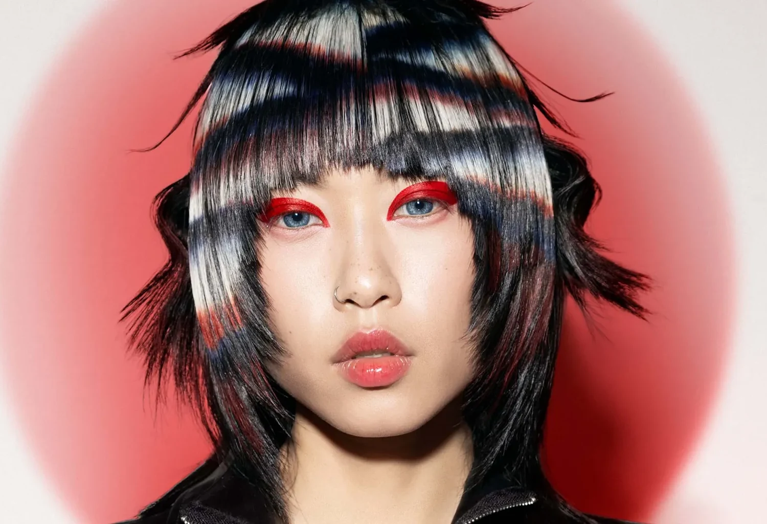 Retrato con cabello negro brillante y diseño gráfico de la colección Red Code