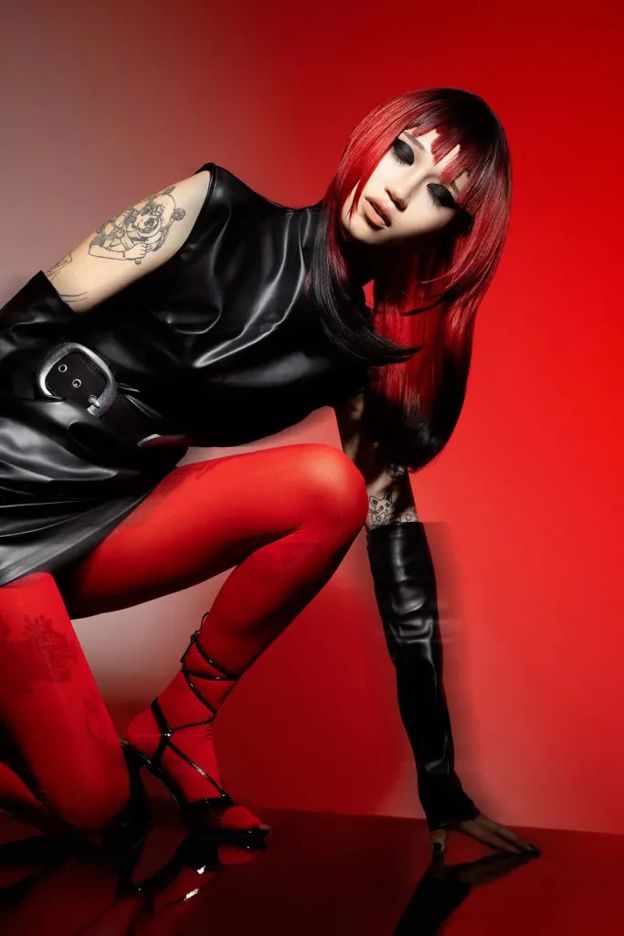 Melena con contraste rojo y negro de la colección Red Code