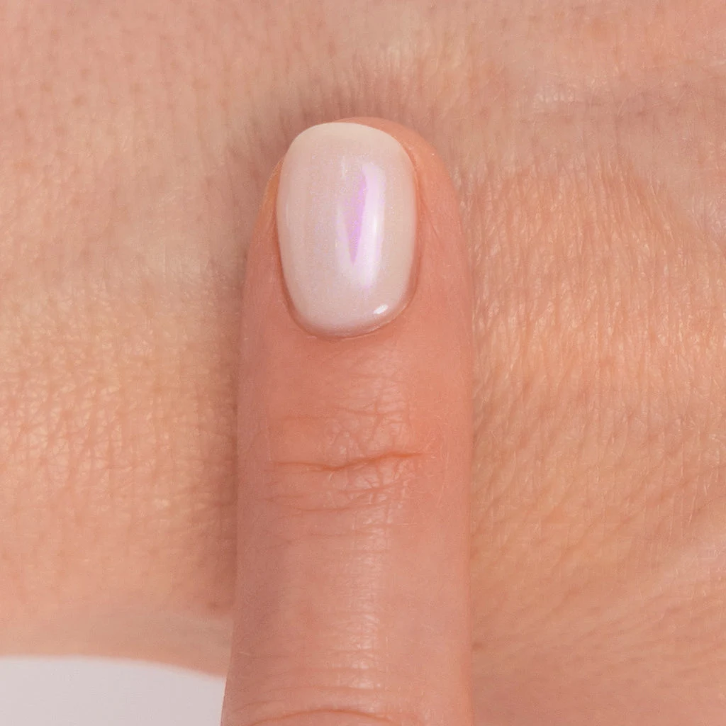 Detalle de una uña con dos capas de Semilac Cream Pink Glow