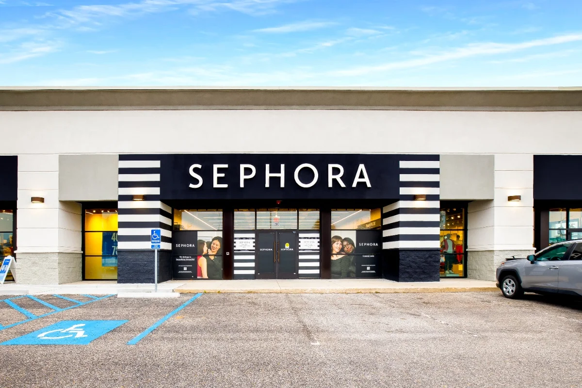 Fachada de una tienda Sephora con logotipo en blanco y negro