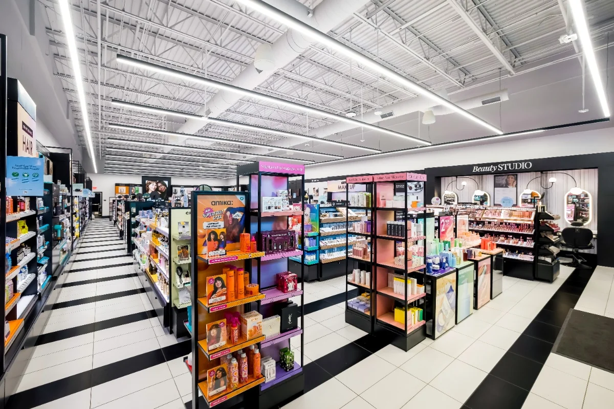 Interior de Sephora con expositores de cosmética y zona Beauty Studio