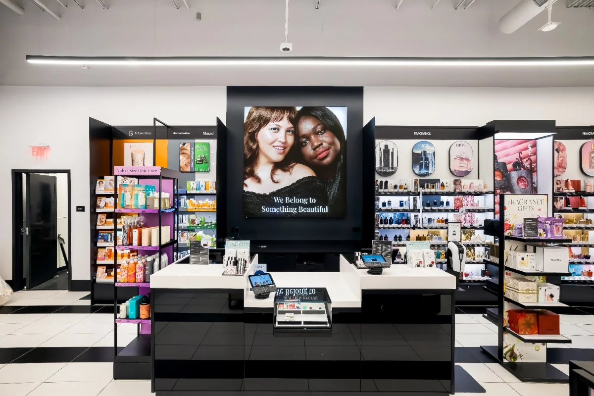 Mostrador de Sephora con campaña de belleza y productos de perfumería