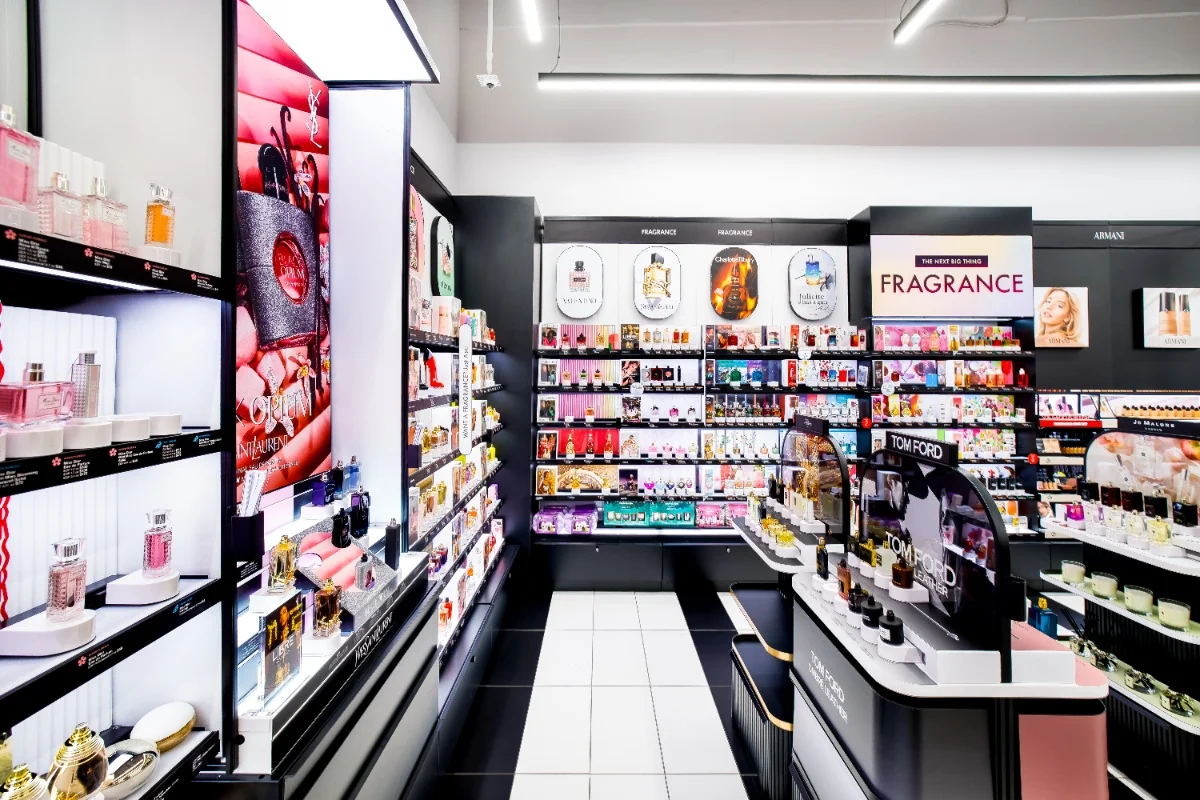 Expositores de fragancias y marcas en una tienda Sephora
