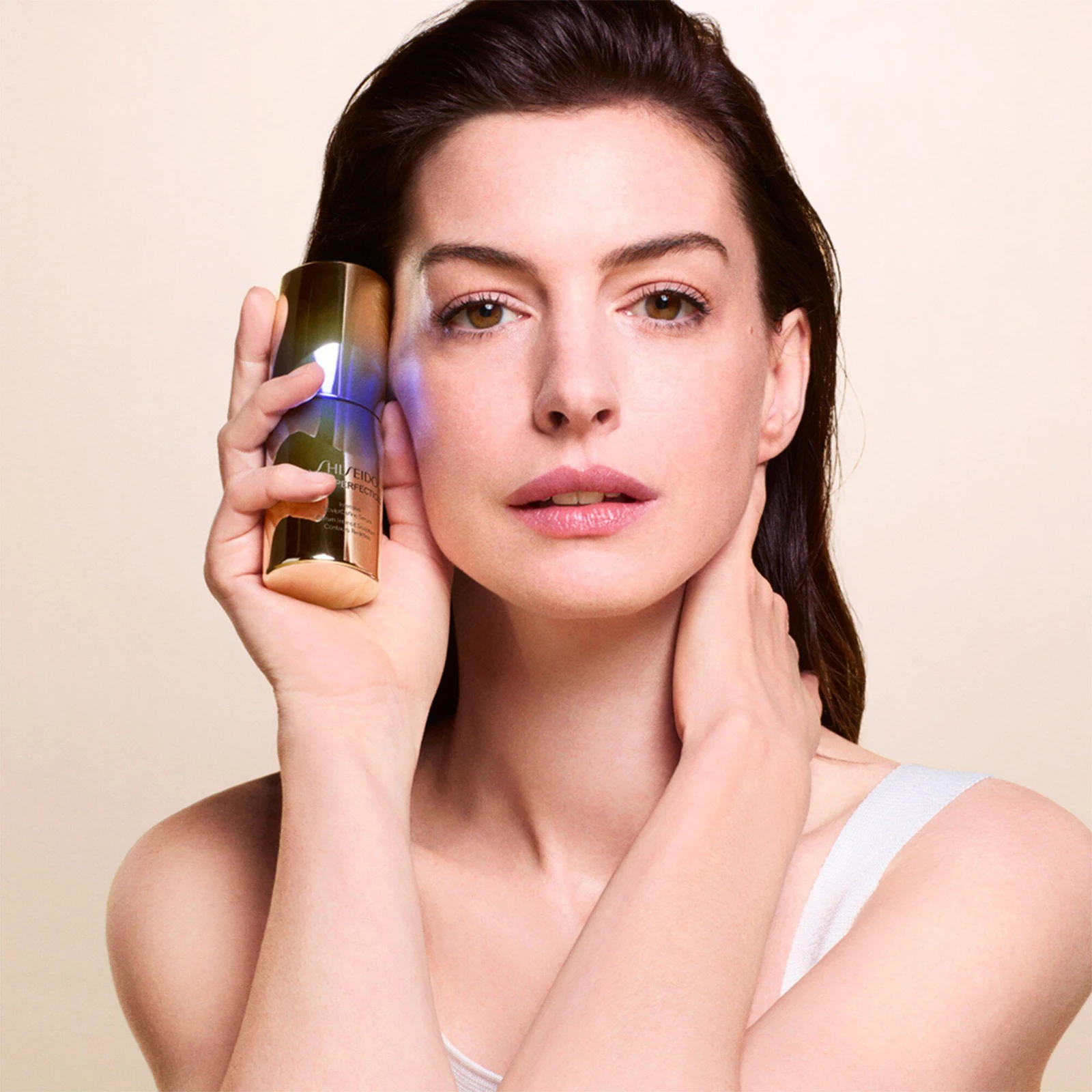 Campaña oficial de Shiseido con Anne Hathaway y el sérum SculptDefine