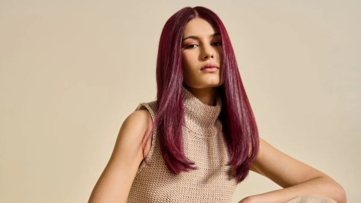 Modelo con cabello violeta rojizo de la campaña Sienna de Salerm Cosmetics