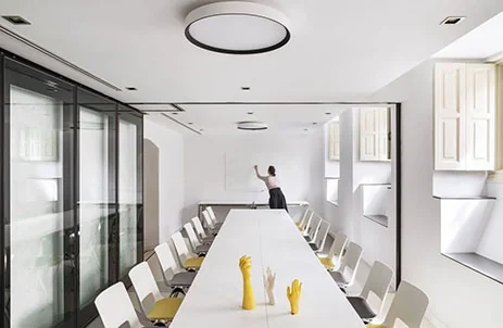 Sala de formación de Stanpa con mesas y sillas
