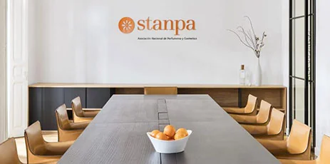Sala de reuniones con el logotipo naranja de Stanpa en la pared