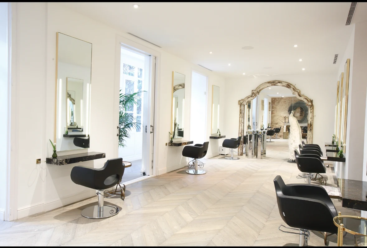 Interior del salón Toro de Passeig de Gràcia con espejos y puestos de trabajo