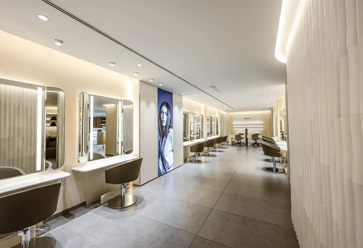 Interior luminoso de Salón Toro en Andorra con puestos de peluquería