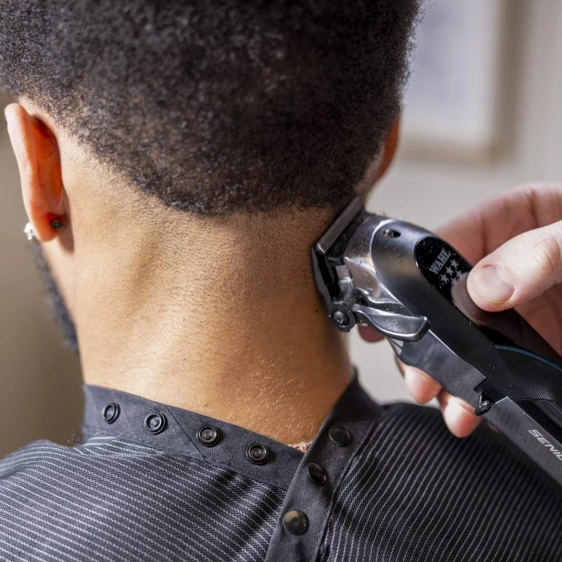 Uso de la Wahl Senior 2.0 en un degradado de barbería