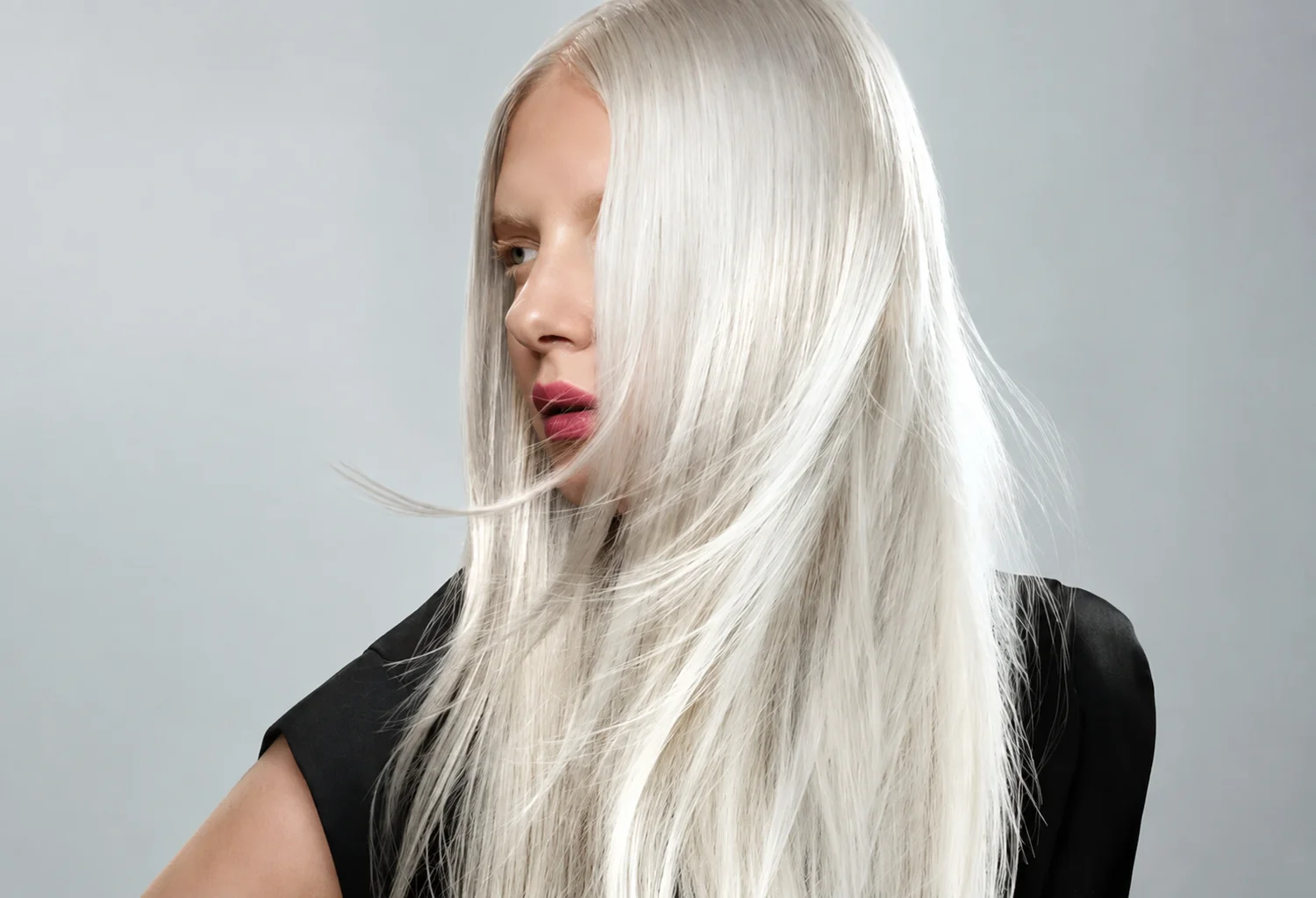 Primer plano horizontal de una modelo con cabello rubio platino para ilustrar BlondorPlex