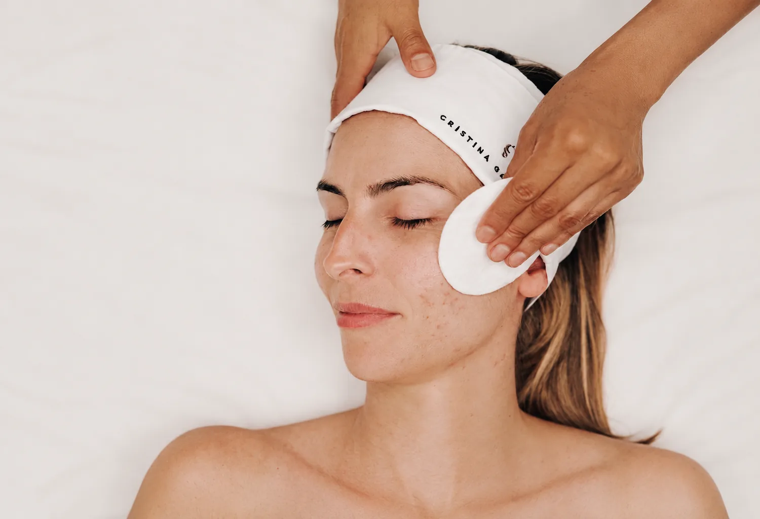 Limpieza facial con discos de algodón en una imagen de Cristina Galmiche