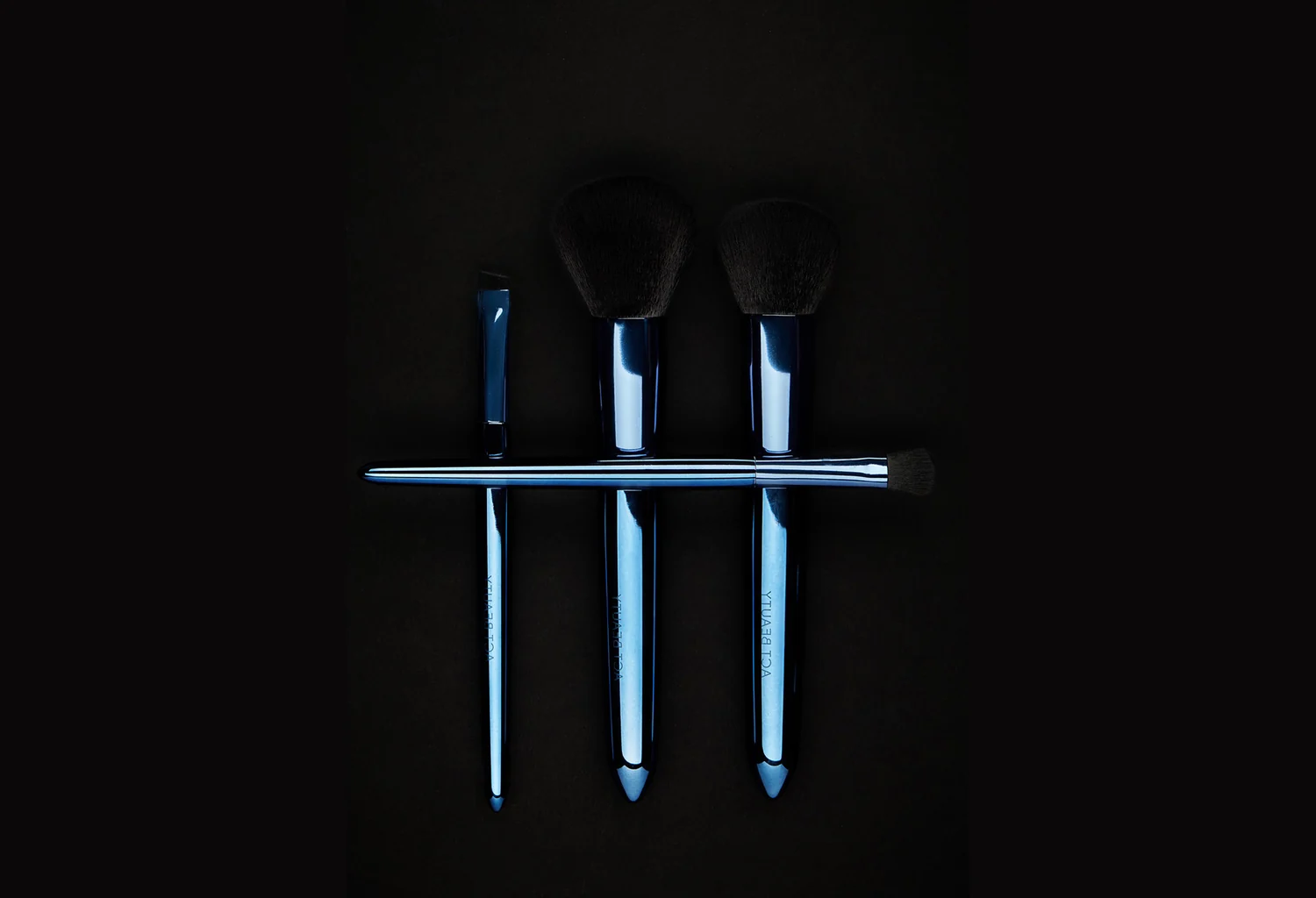 Brochas de maquillaje de la colección Premium de ACT Beauty sobre fondo oscuro