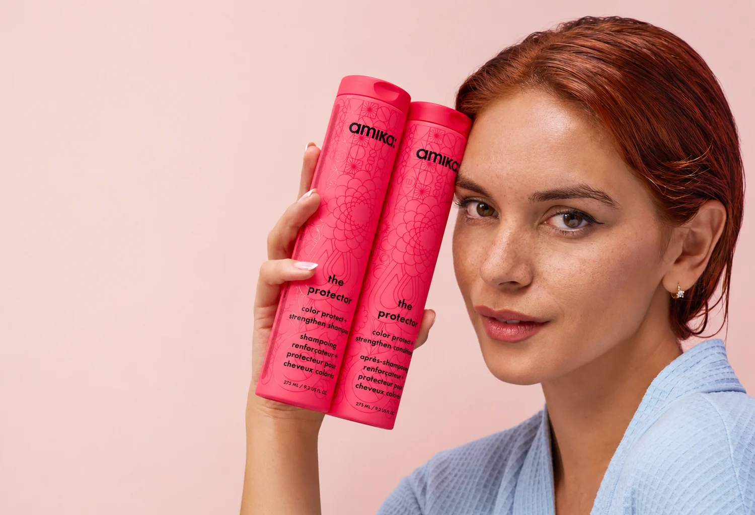Modelo pelirroja con champú y acondicionador amika The Protector