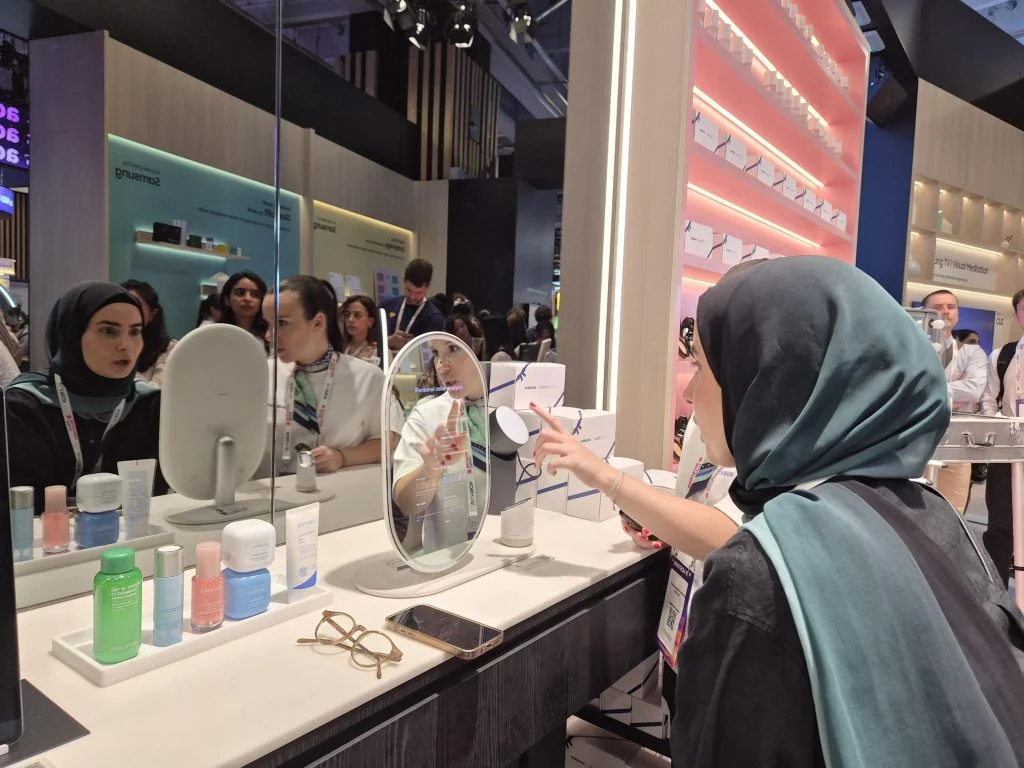 Asistentes ante la demostración de belleza de Amorepacific