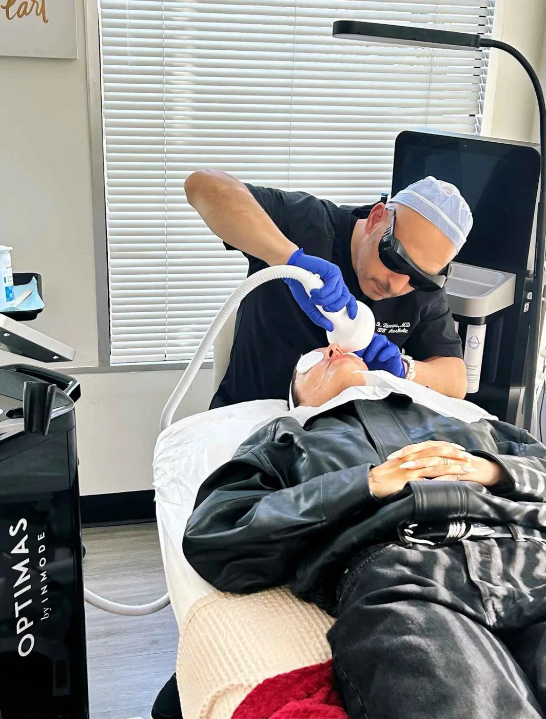 Profesional de BWA utiliza un equipo Lumecca IPL
