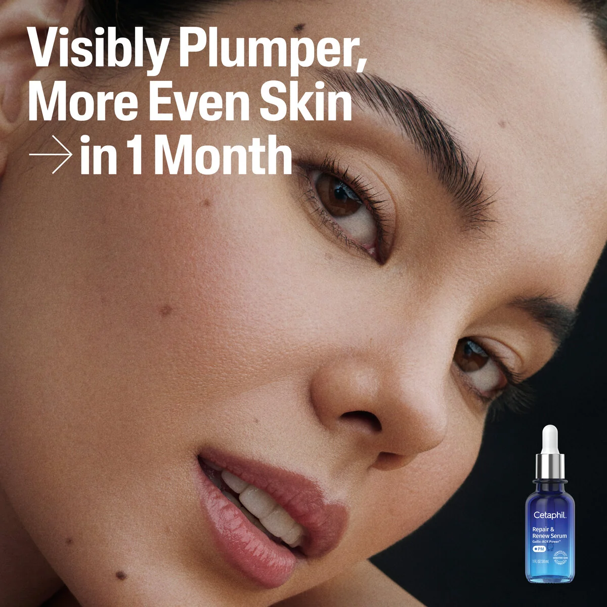 Modelo junto al sérum Repair & Renew de Cetaphil