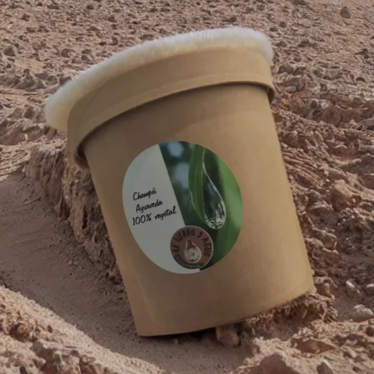 Envase de Champú Ayurveda vegetal de De Tierra y Agua sobre arena