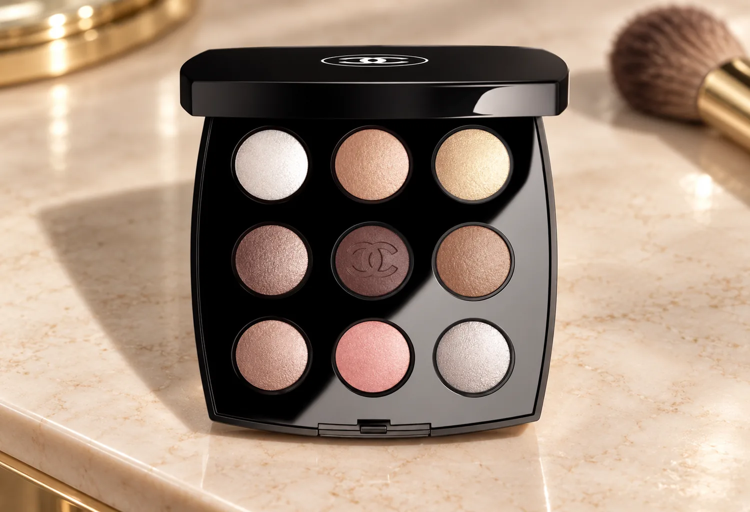 Paleta abierta CHANEL The New Smoky con nueve tonos y logotipo visible