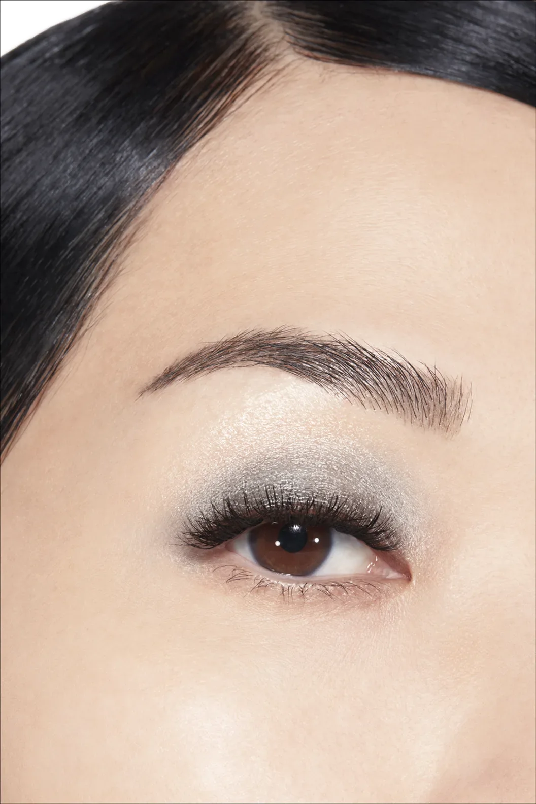 Sombra gris de CHANEL en una imagen oficial de aplicación sobre el párpado