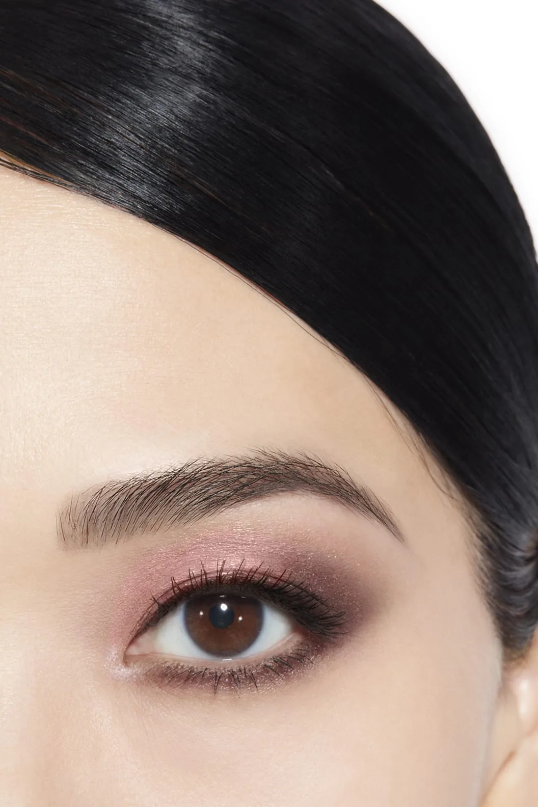 Modelo con maquillaje de ojos de la colección Coco Mademoiselle