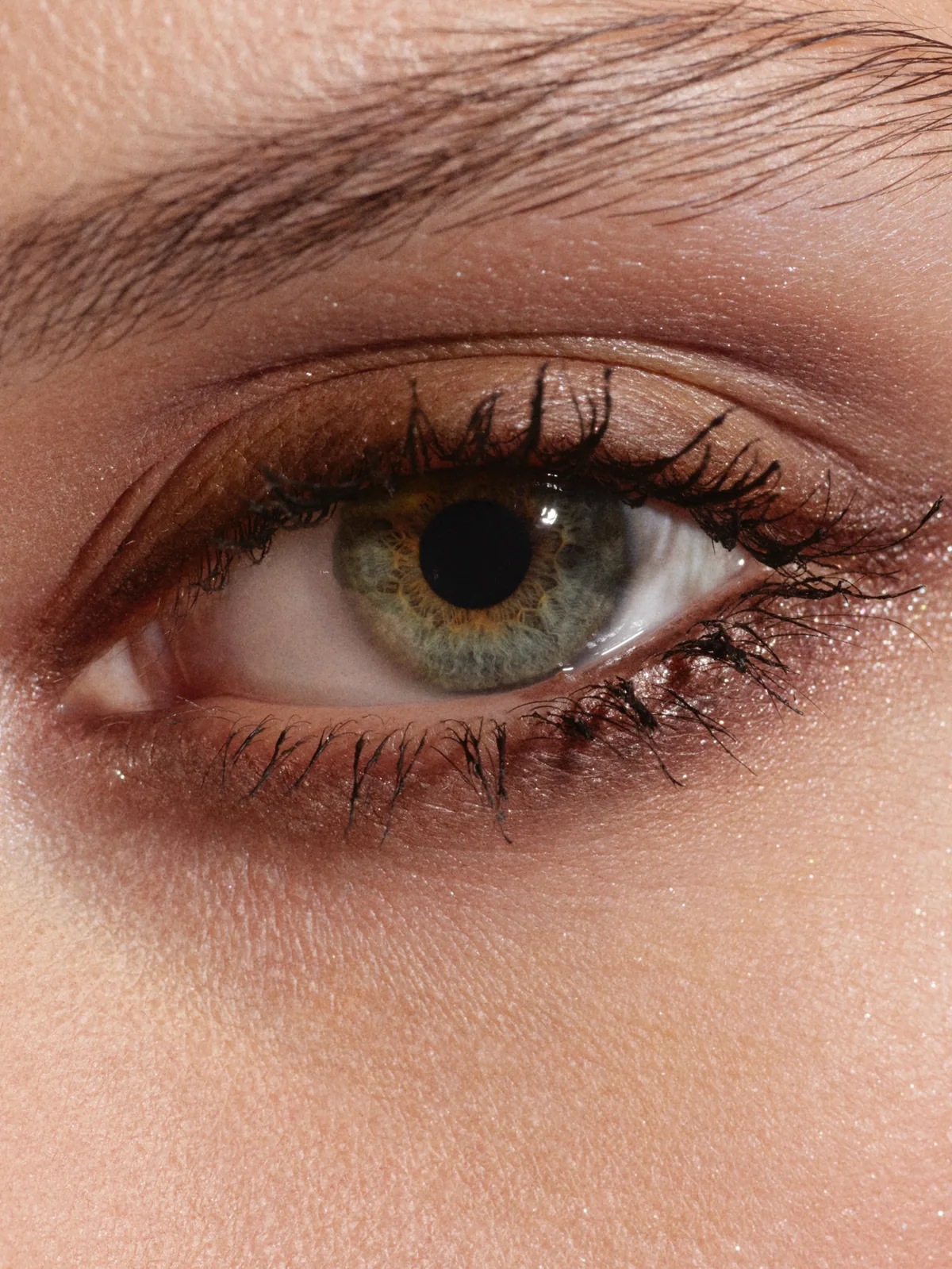 Primer plano de un ojo con sombra luminosa de CHANEL