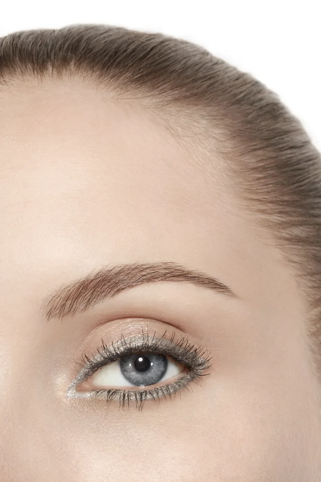 Imagen oficial de CHANEL con un acento gris definido alrededor del ojo