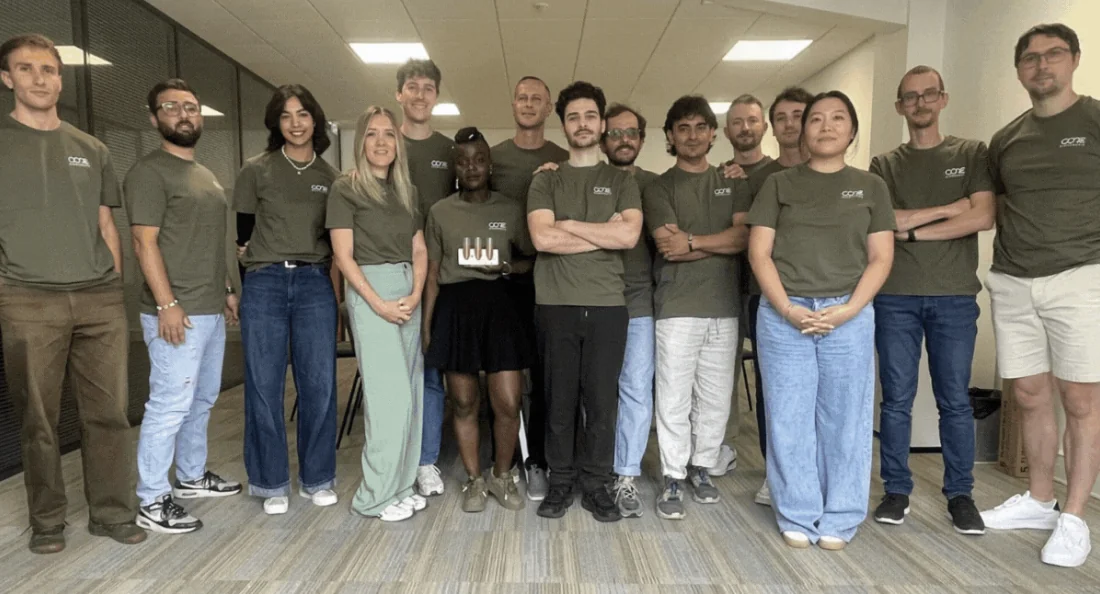 Equipo de Core Biogenesis ante su sede corporativa