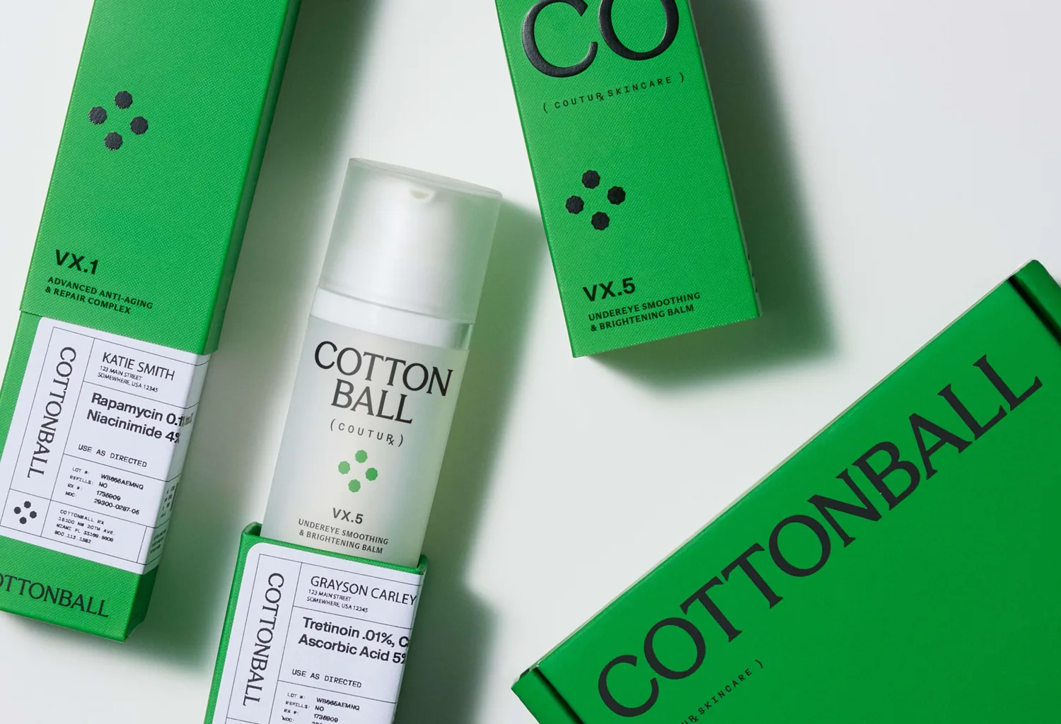 Envases y cajas verdes de Cottonball con el nombre de la marca