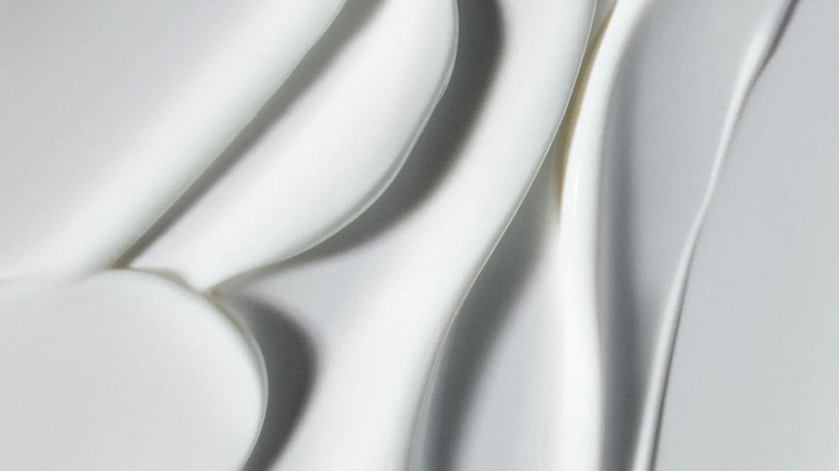 Detalle de una textura de crema blanca