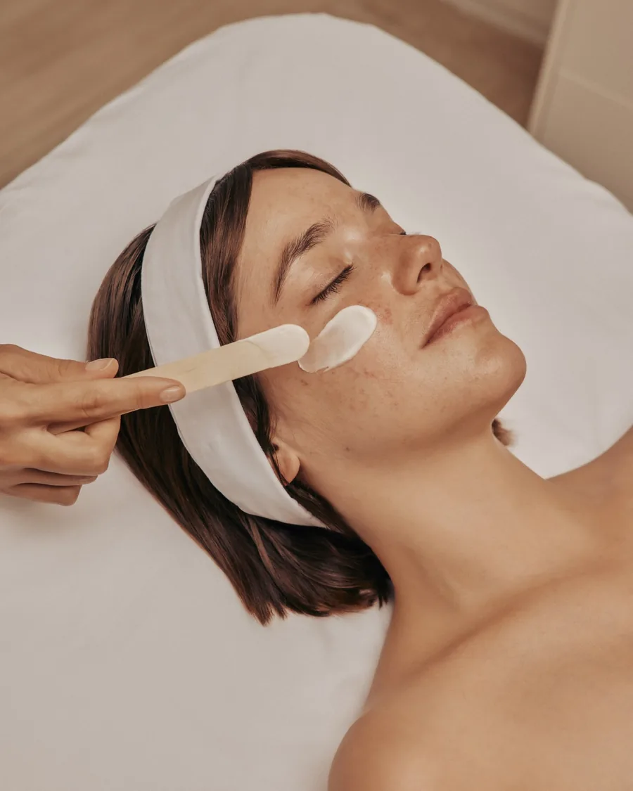 Aplicación de una mascarilla durante un cuidado facial de Cristina Galmiche