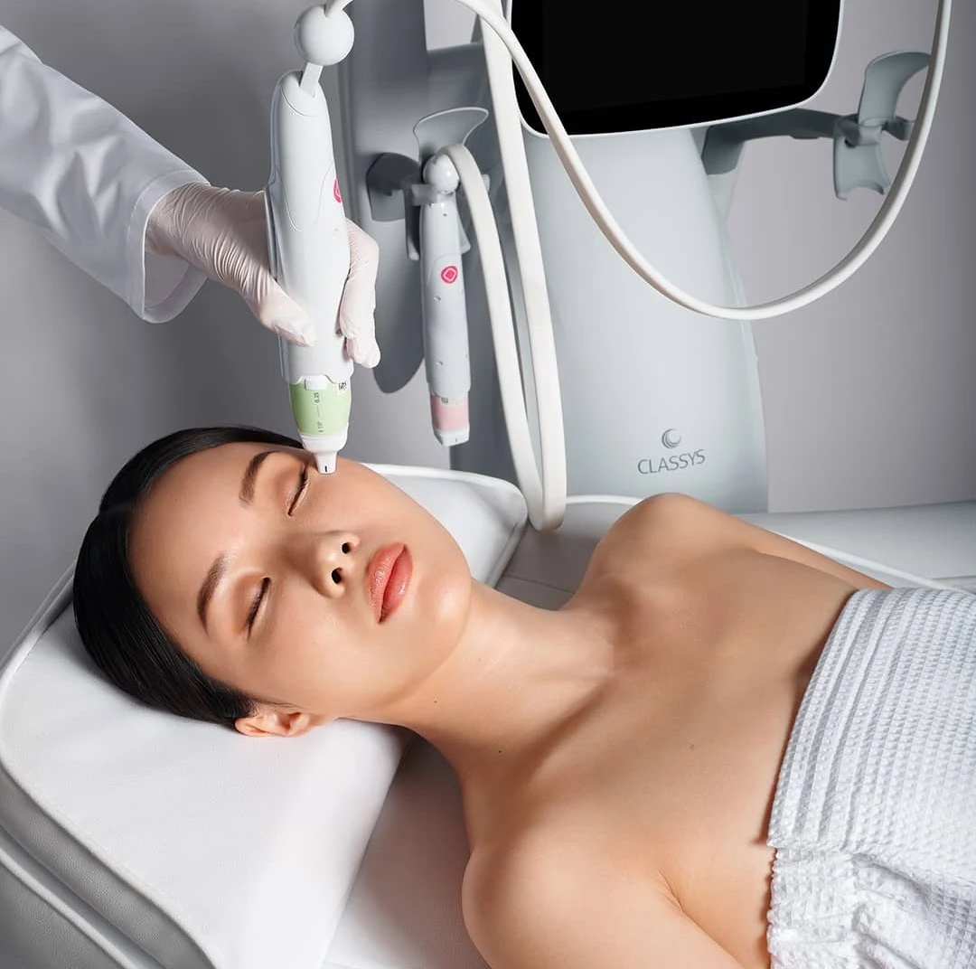 Modelo recibiendo un tratamiento facial EVERESSE