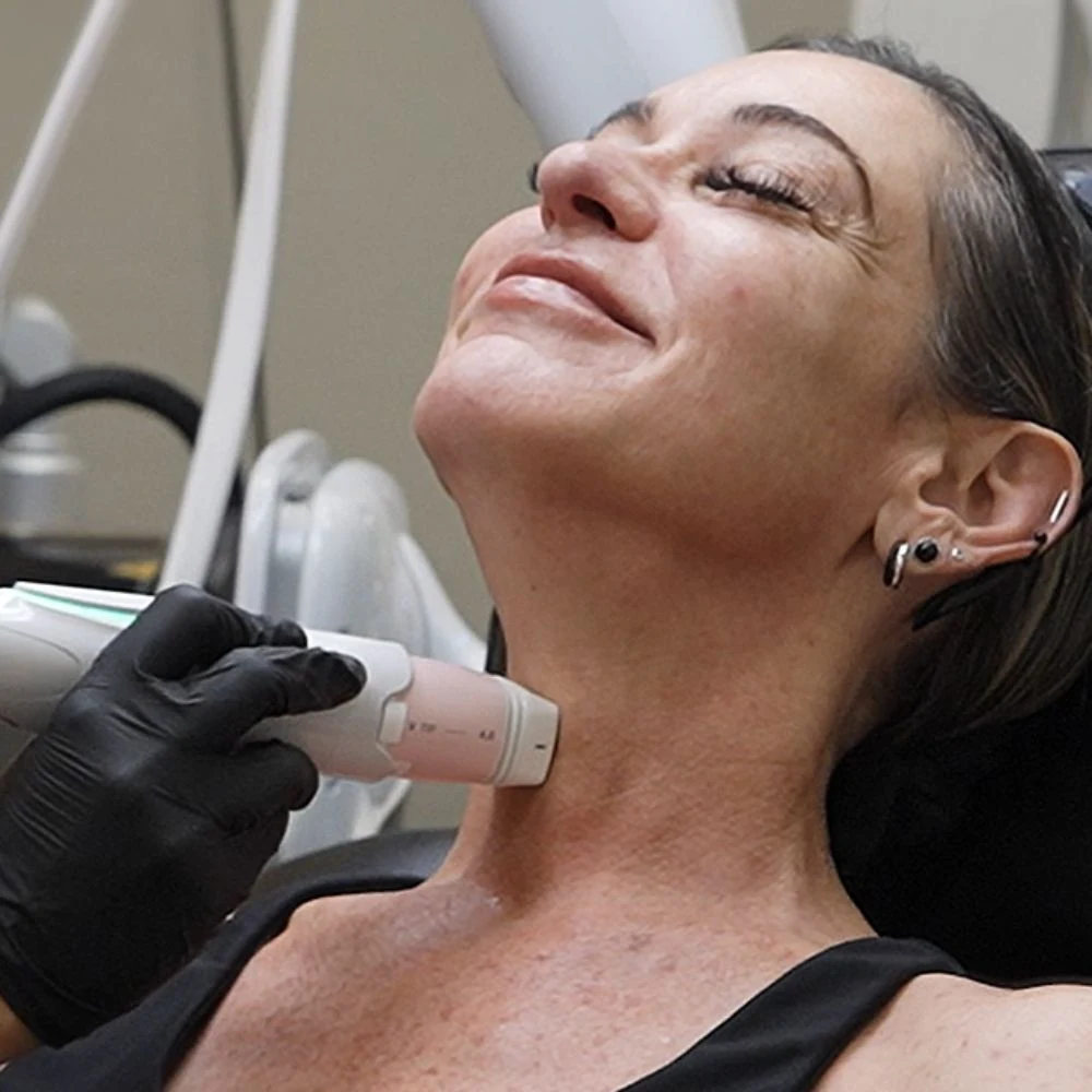 Aplicador EVERESSE sobre el cuello de una modelo