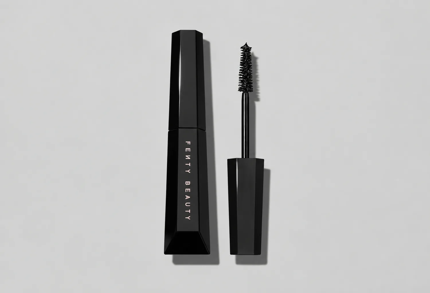Máscara Hella Thicc abierta con cepillo cónico y envase Fenty Beauty