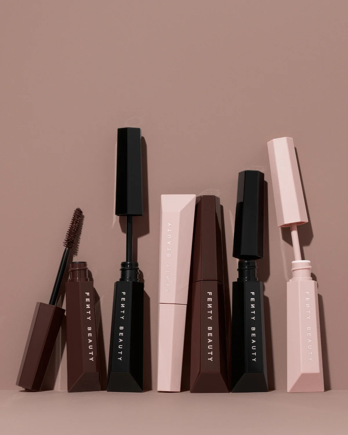 Selección de máscaras y aplicadores de Fenty Beauty con logotipos visibles