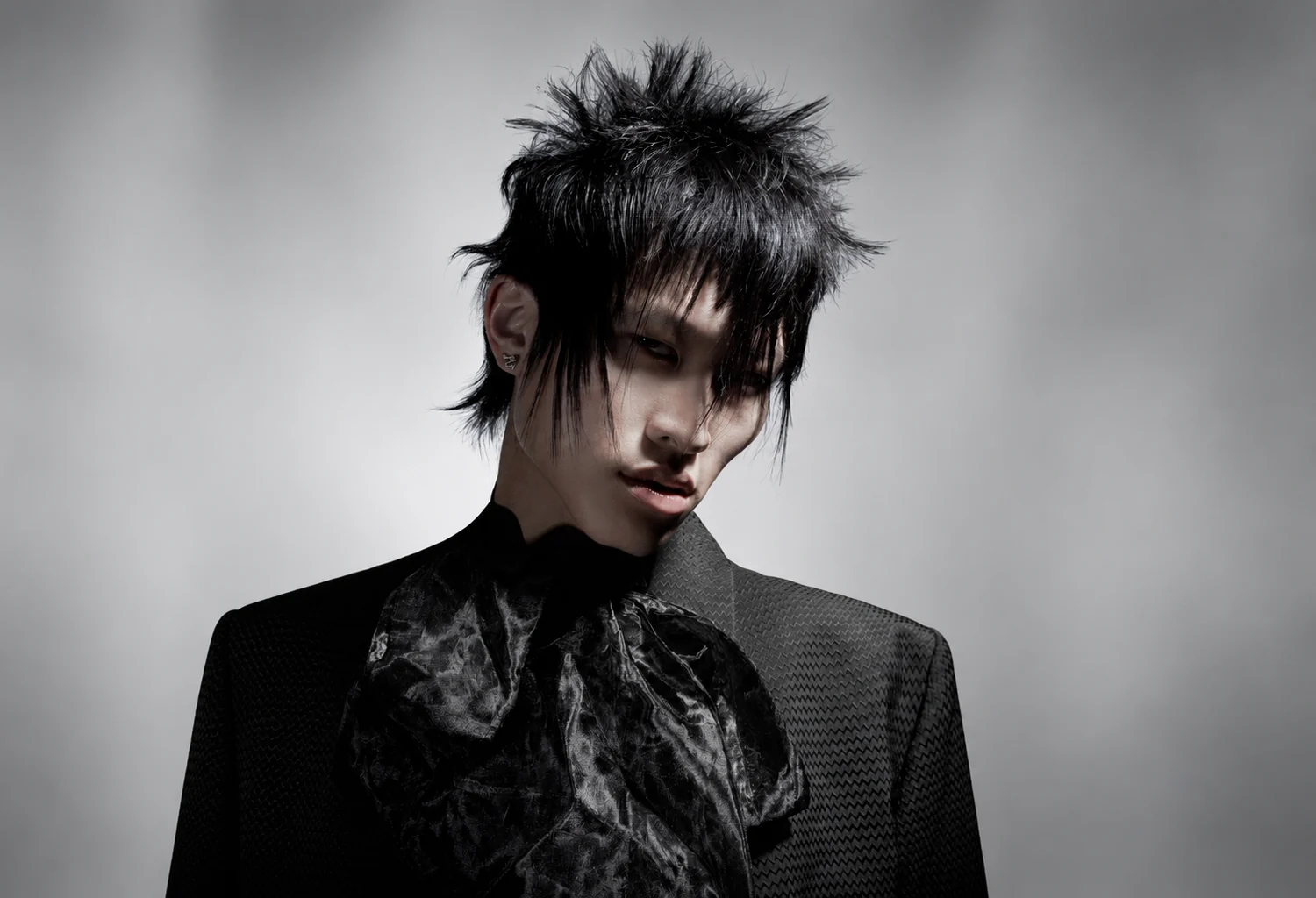 Modelo de la colección RUPI con cabello texturizado oscuro