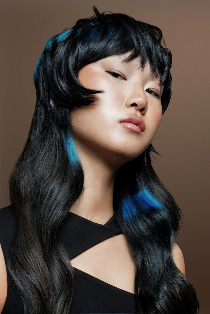 Modelo con cabello negro y reflejos azules de LUCKY ME