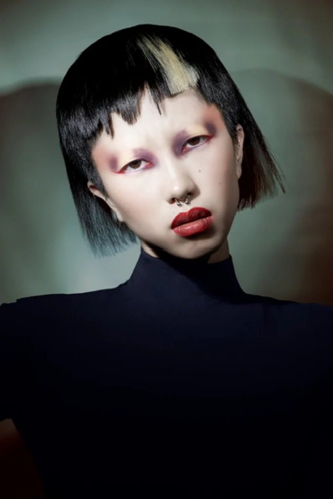Modelo de KAIZEN con flequillo corto y cabello oscuro