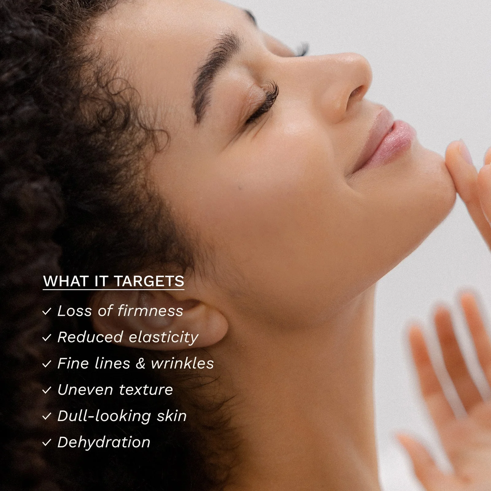 Modelo en una campaña de Rose PDRN Firming Serum