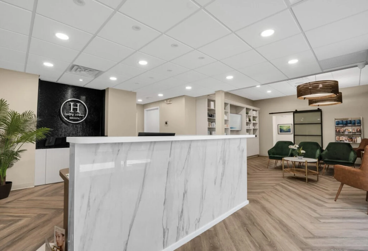 Recepción de Healthy Solutions Medspa con logotipo en la pared